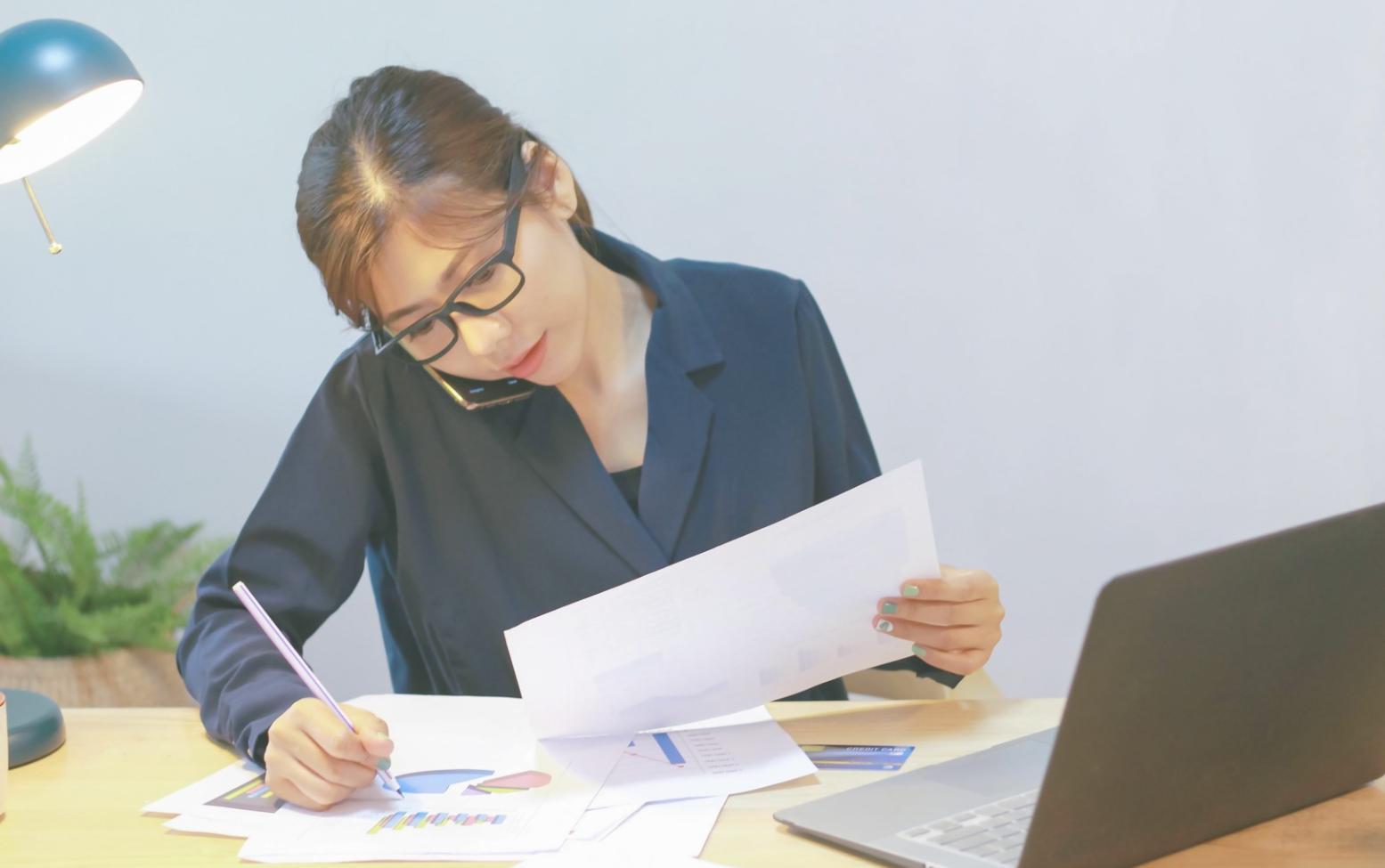 Estudiante analizando estados financieros de empresas colombianas en computadora
