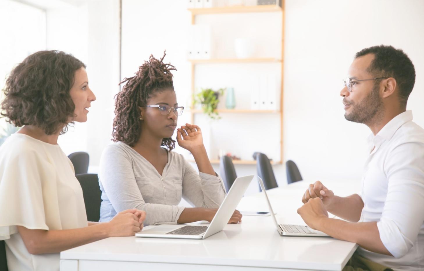 Análisis financiero profesional con documentos y gráficos