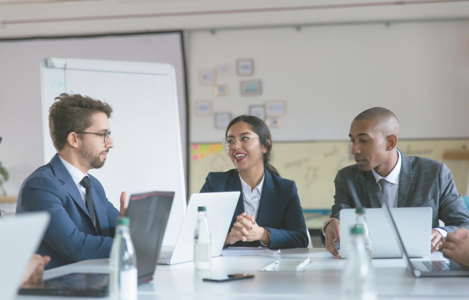 Sesión práctica de análisis financiero con estudiantes